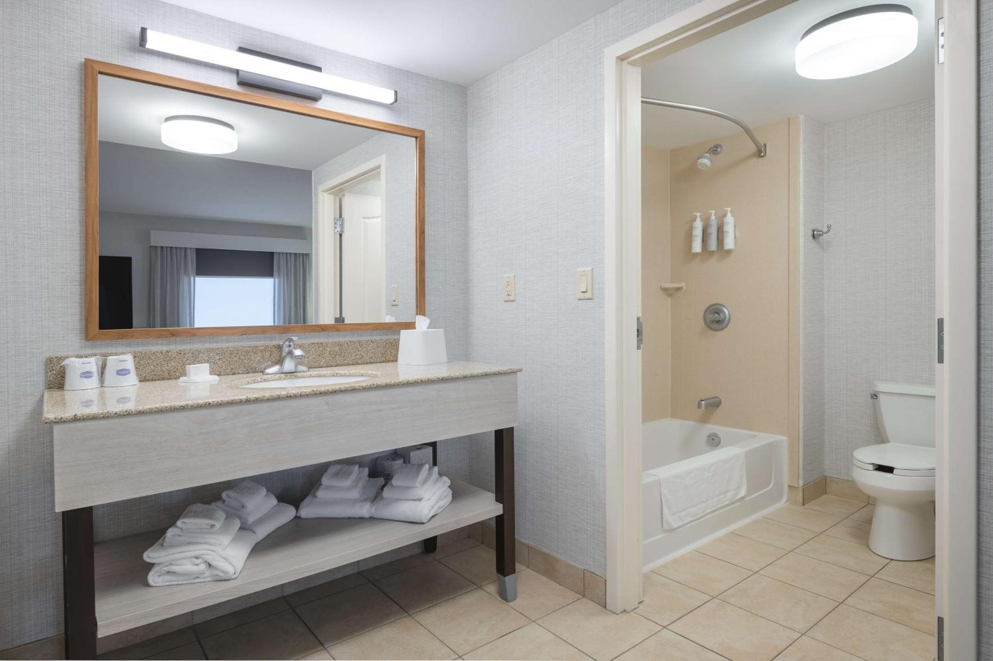 Hampton Inn & Suites By Hilton Moncton Extérieur photo