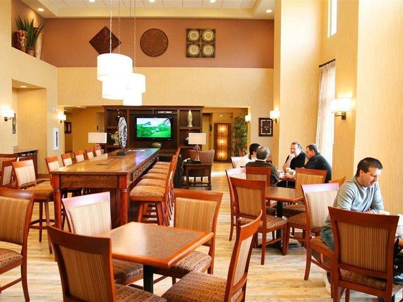 Hampton Inn & Suites By Hilton Moncton Extérieur photo